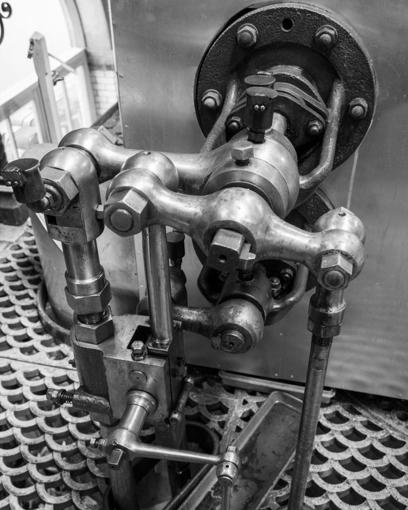 a-black-and-white-photo-of-a-machine-g6g8bwzzzjq